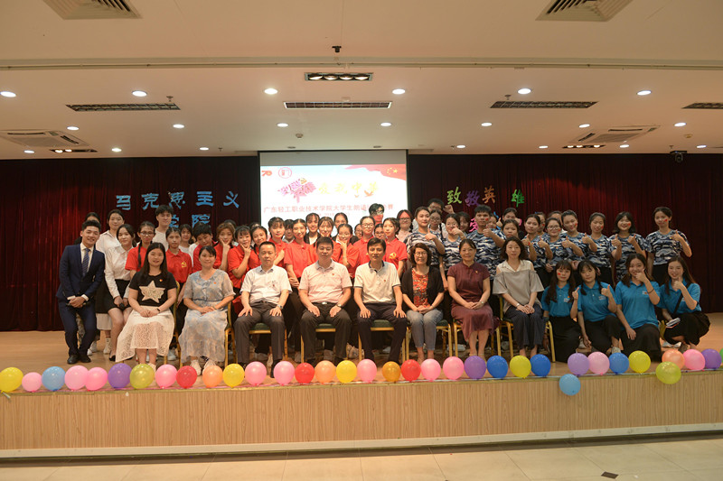 广州校区活动大合照(上传).jpg